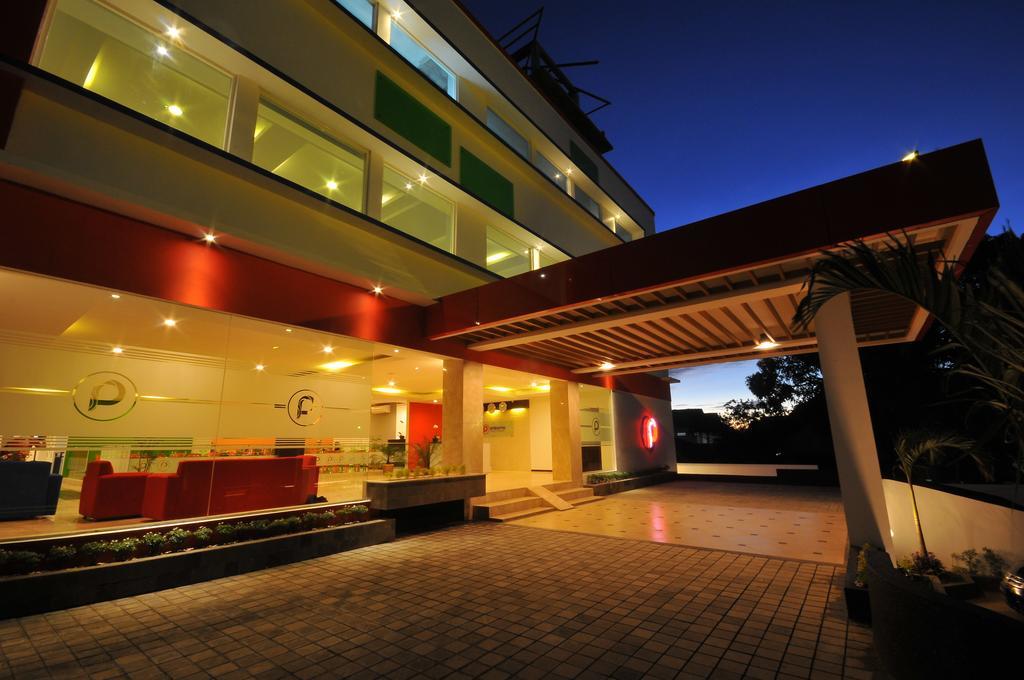 Pratama Hotel & Convention Mataram Bagian luar foto