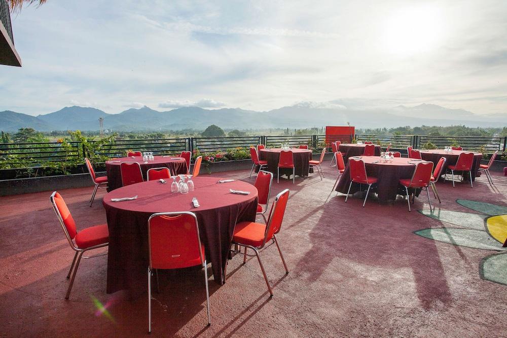 Pratama Hotel & Convention Mataram Bagian luar foto