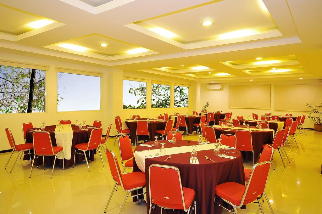 Pratama Hotel & Convention Mataram Bagian luar foto